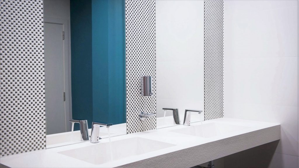 Project Renoconcept: Uitnodigende openbare toiletten. Foto dubbele lavabo met spiegels en mozaïek.