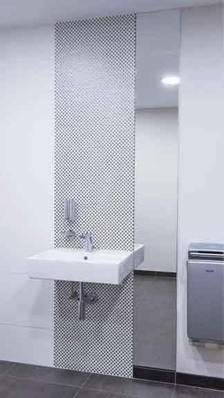 Project Renoconcept: Uitnodigende openbare toiletten. Foto enkele lavabo met spiegel, handdroger en mozaïek.