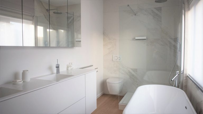 Project Renoconcept: Vrijstaand bad. Foto volledige badkamer.