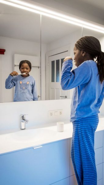 Project Renoconcept: De onderhoudsvriendelijke badkamer. Foto close-up lavabo en kasten op maat .