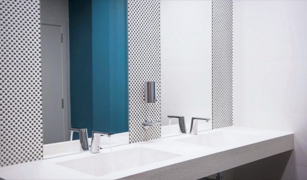 Project Renoconcept: Uitnodigende openbare toiletten. Foto dubbele lavabo met spiegels en mozaïek.