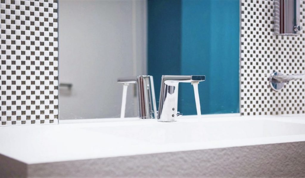 Project Renoconcept: Uitnodigende openbare toiletten. Foto lavabo met lopend water..